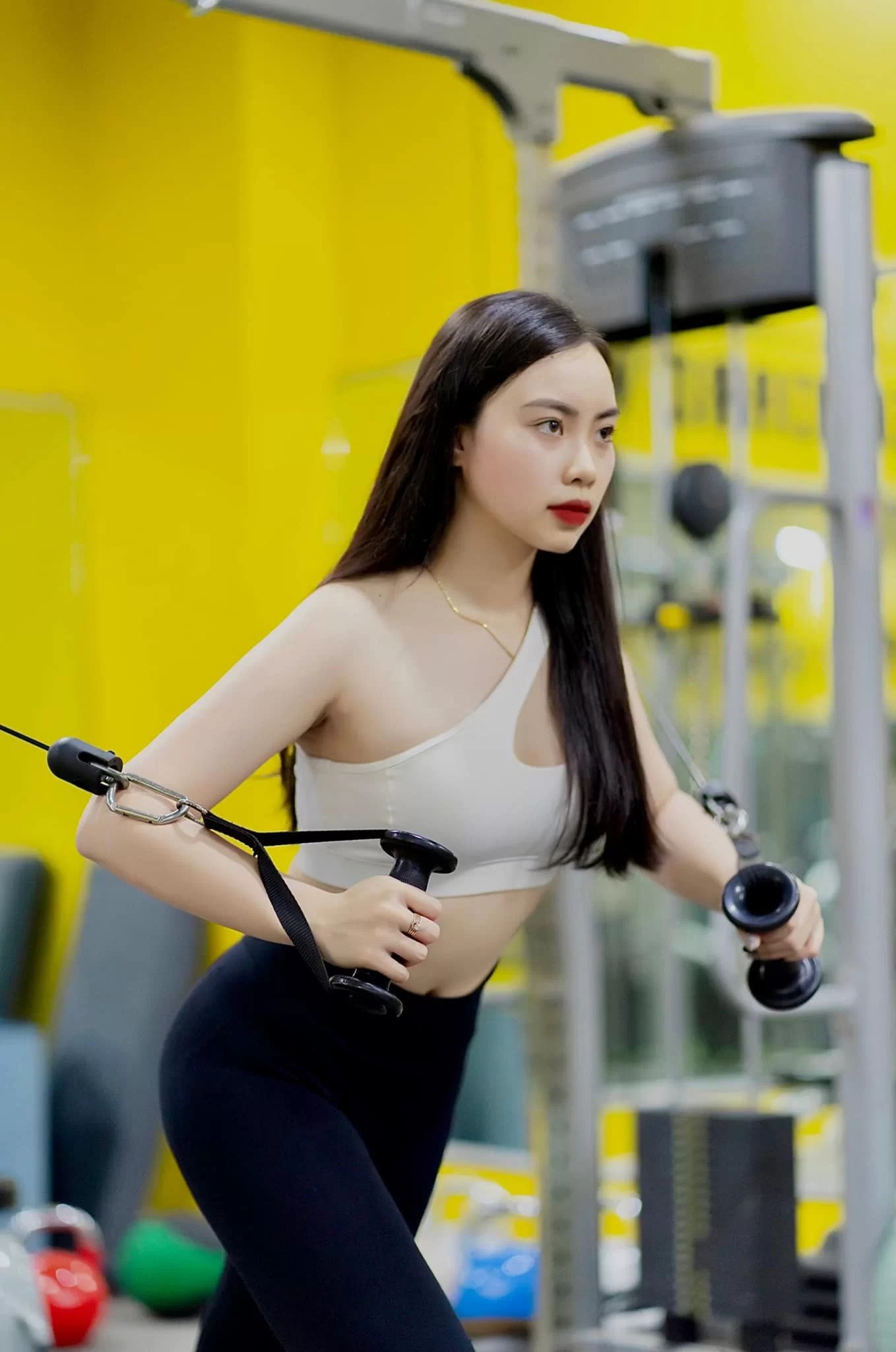 Gái xinh mặc đồ bó sát khi tập gym