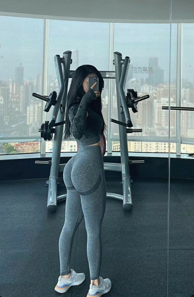 Gái xinh mặc đồ bó sát tập gym