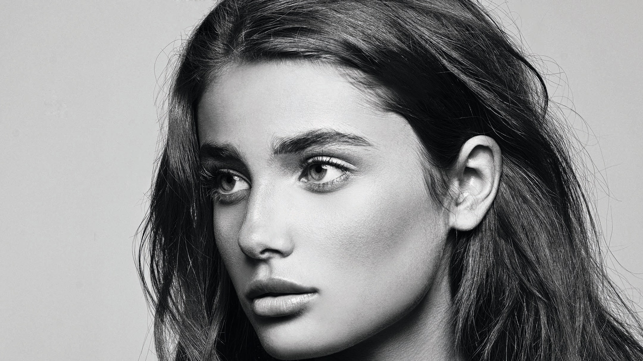 Cận mặt Taylor Hill làm tôn lên những đường nét hoàn hảo trên gương mặt của cô