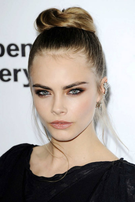 Cara Delevingne thu hút với ánh mắt xanh cuốn hút