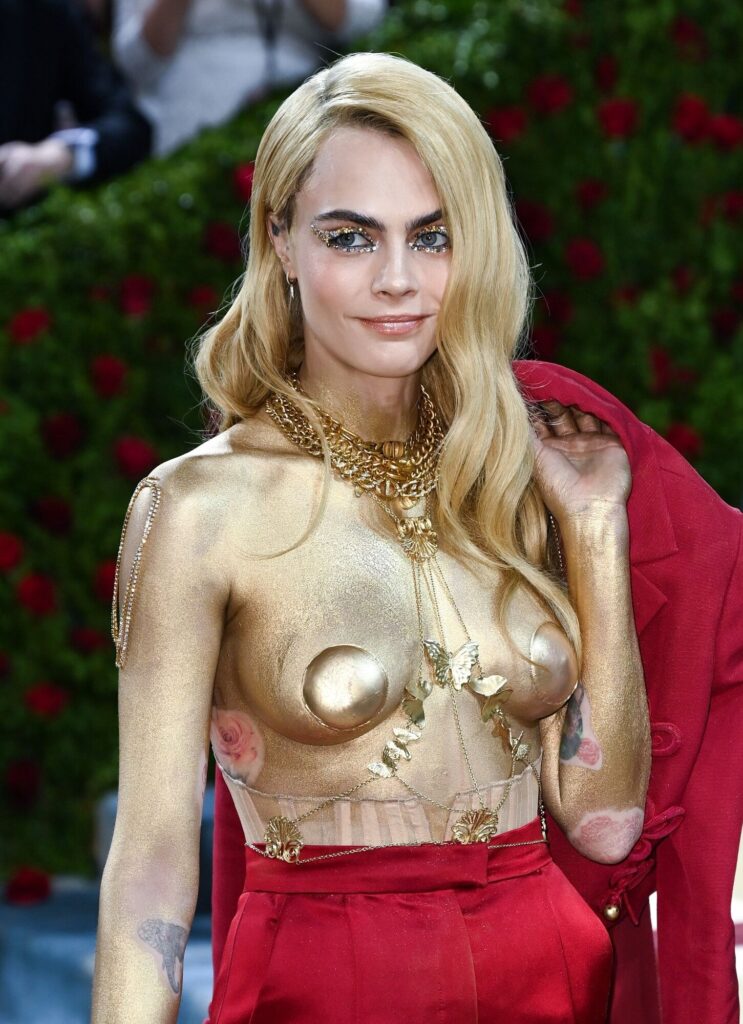 Cara Delevingne toát lên vẻ cuốn hút trong mọi khung hình