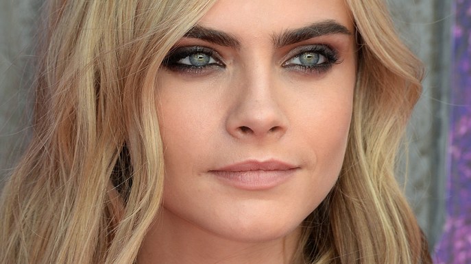 Gương mặt cận cảnh của Cara Delevingne nổi bật với đôi chân mày sắc nét