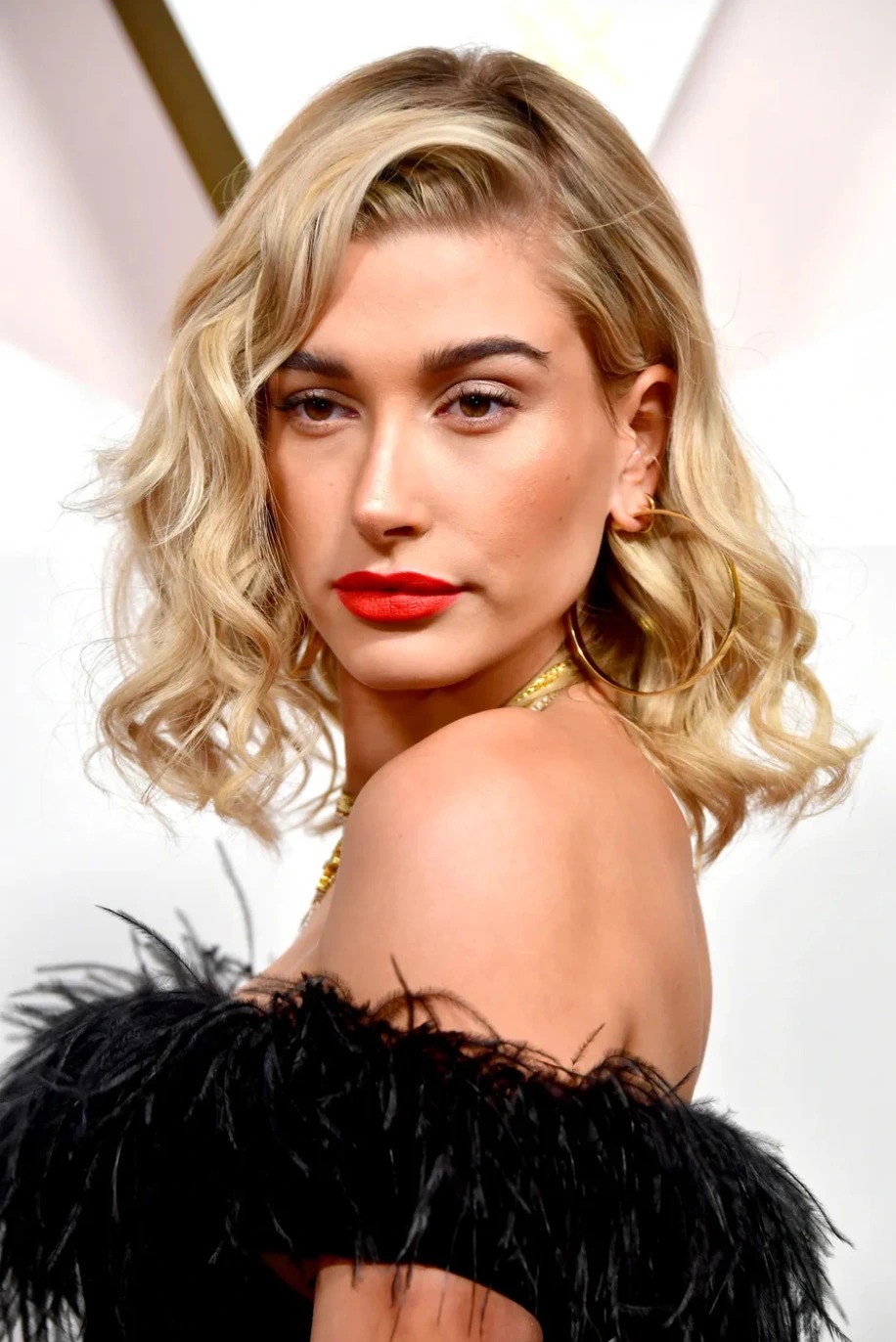 Hailey Baldwin có mái tóc vàng óng và làn da sáng mịn