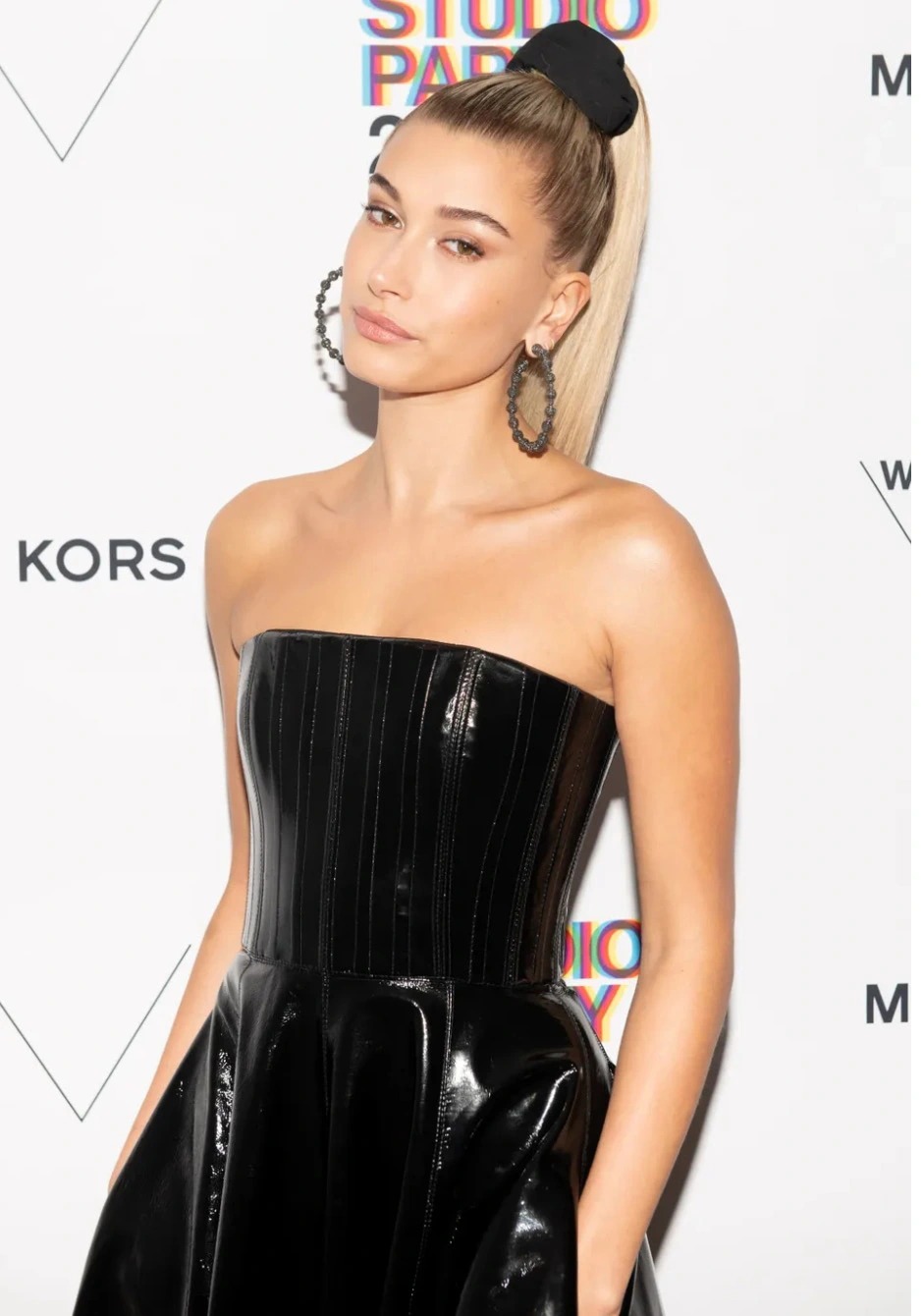 Hailey Baldwin xuất hiện với nụ cười tươi tắn và phong thái tự tin