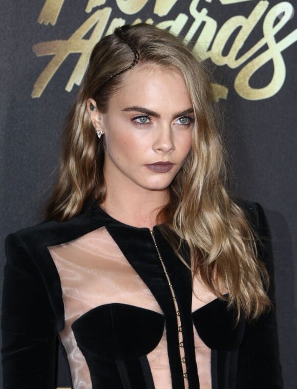 Hình ảnh Cara Delevingne cá tính với đôi chân mày đậm chất riêng