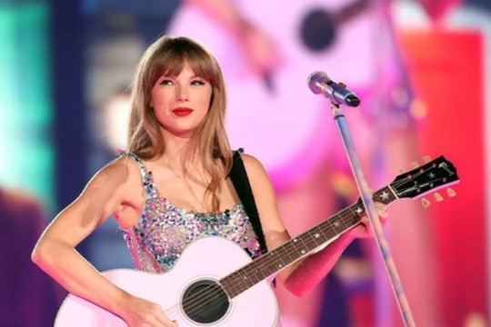 Hình ảnh Taylor Swift bên cây đàn guitar gợi nhớ về một thời hoàng kim trong âm nhạc