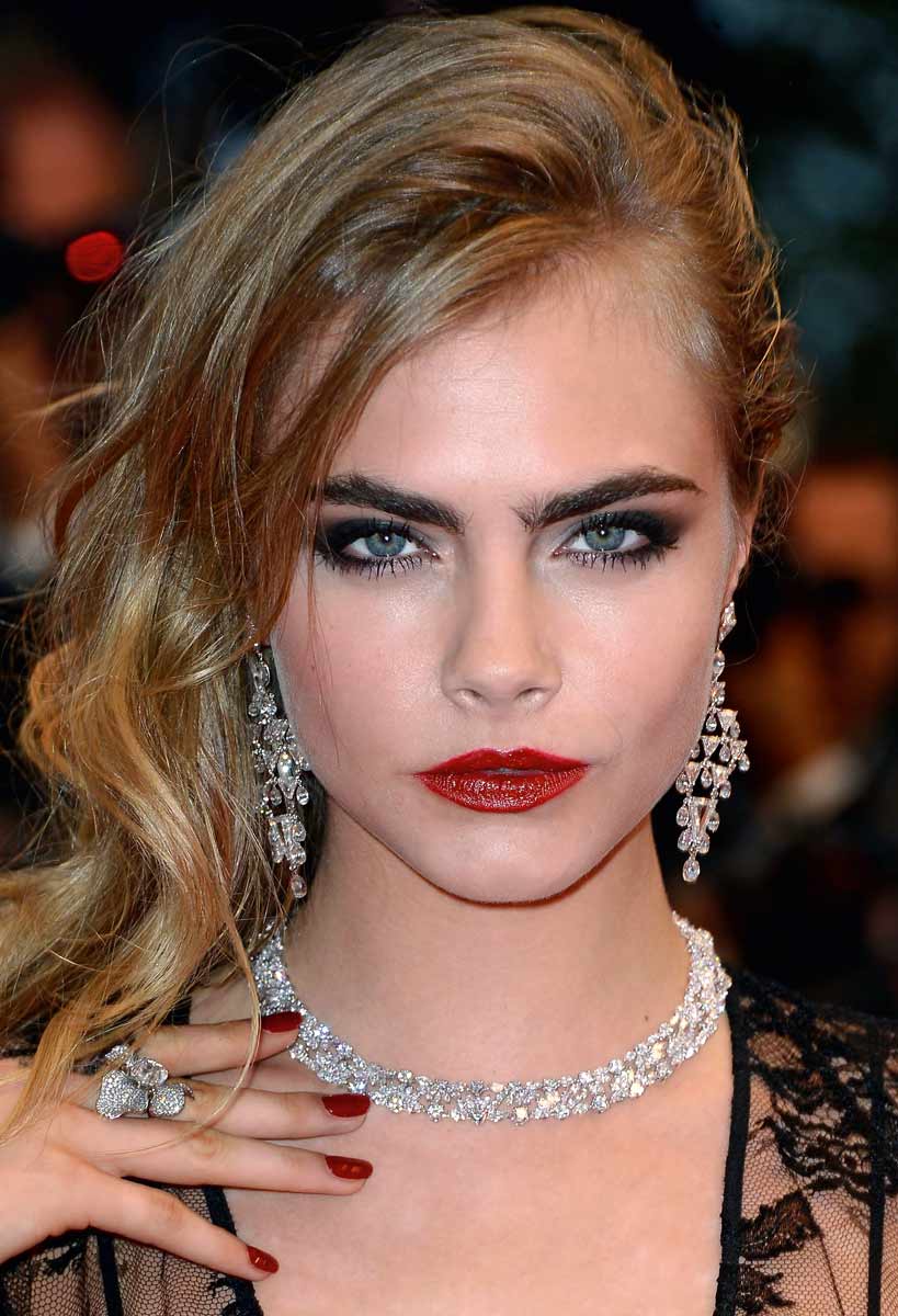 Hình ảnh cận mặt Cara Delevingne với lớp makeup ấn tượng