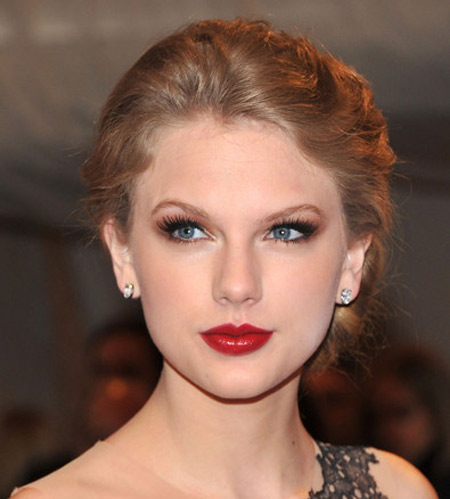 Hình ảnh cận mặt của Taylor Swift làm nổi bật đôi mắt xanh sâu thẳm đầy mê hoặc