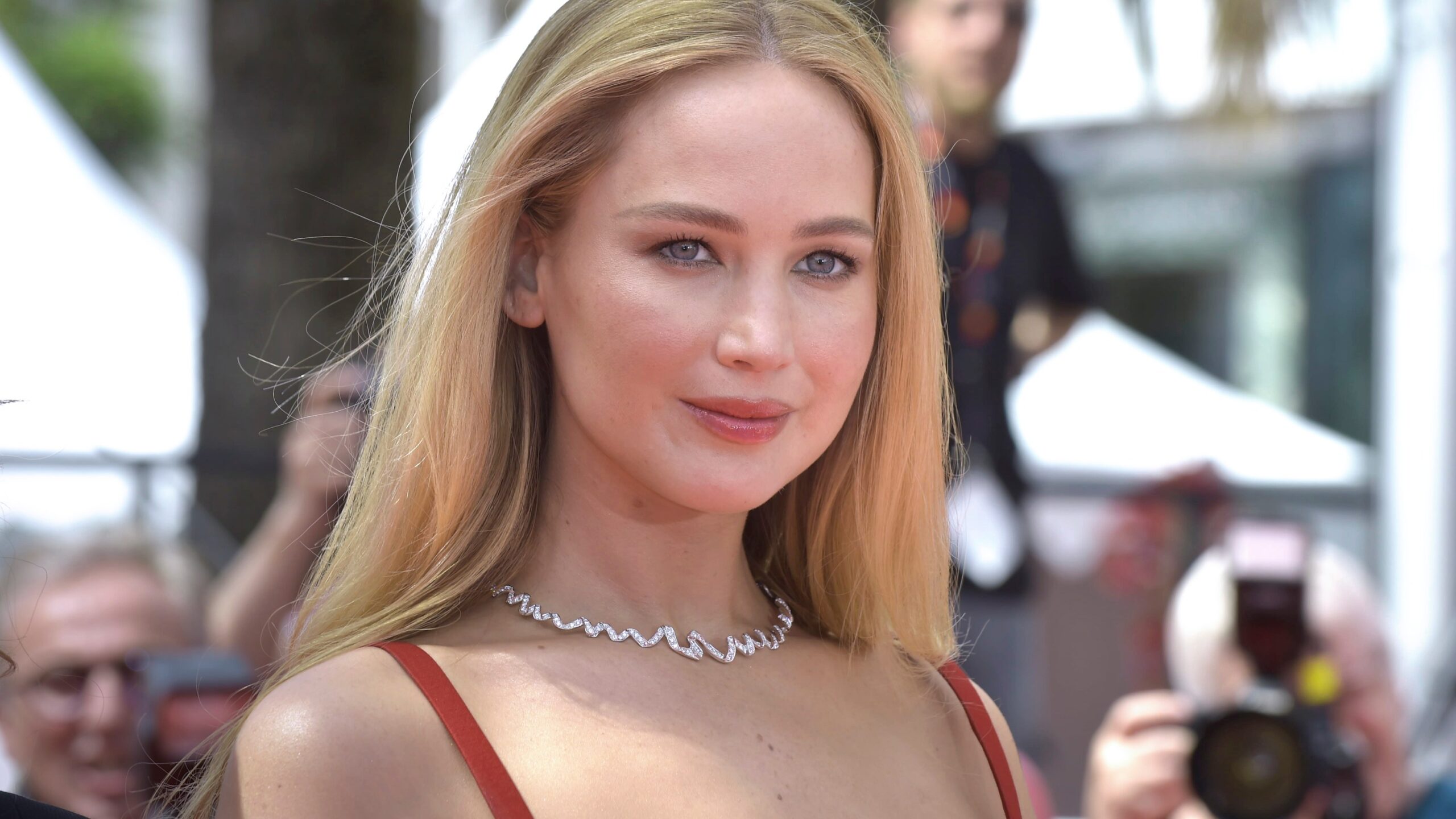 Jennifer Lawrence đẹp rạng rỡ trong những khung hình cận mặt