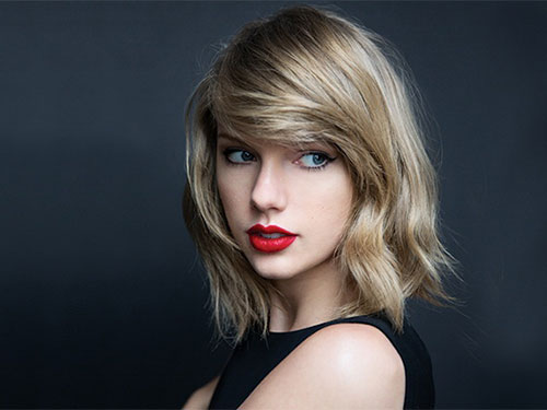 Làn da trắng mịn và đôi mắt sắc sảo giúp Taylor Swift luôn nổi bật