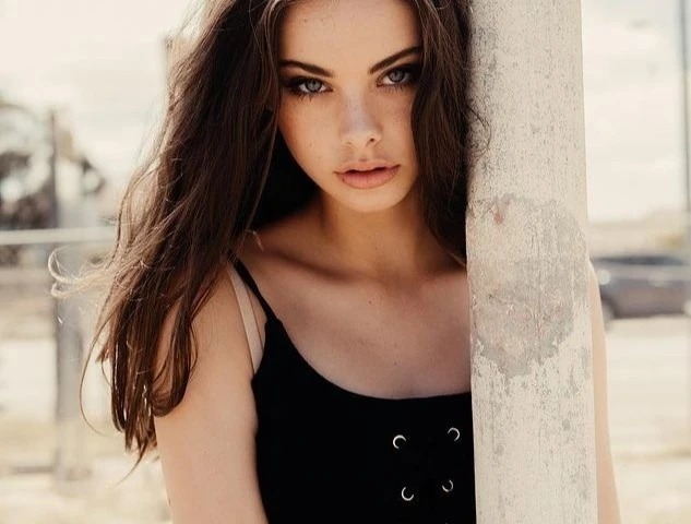 Meika Woollard khoe thần thái chuyên nghiệp trong từng khung hình