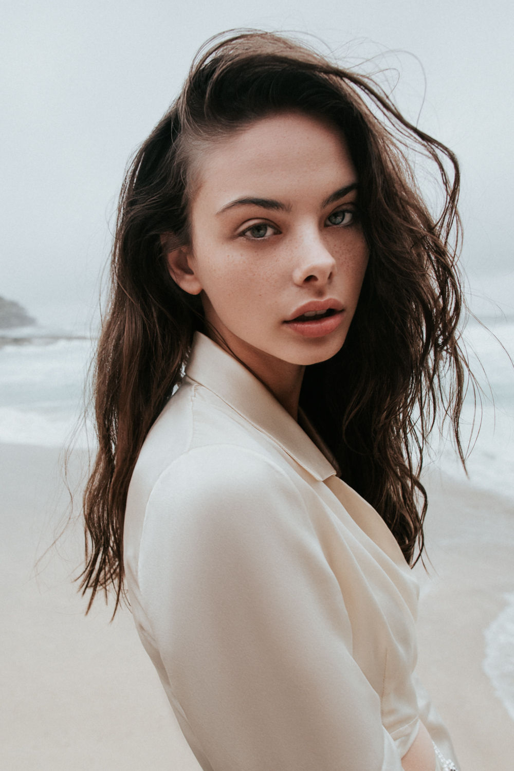 Meika Woollard luôn biết cách biến hóa đa dạng trước ống kính