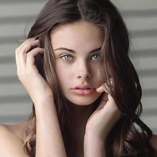 Meika Woollard sở hữu vẻ đẹp tự nhiên đầy cuốn hút