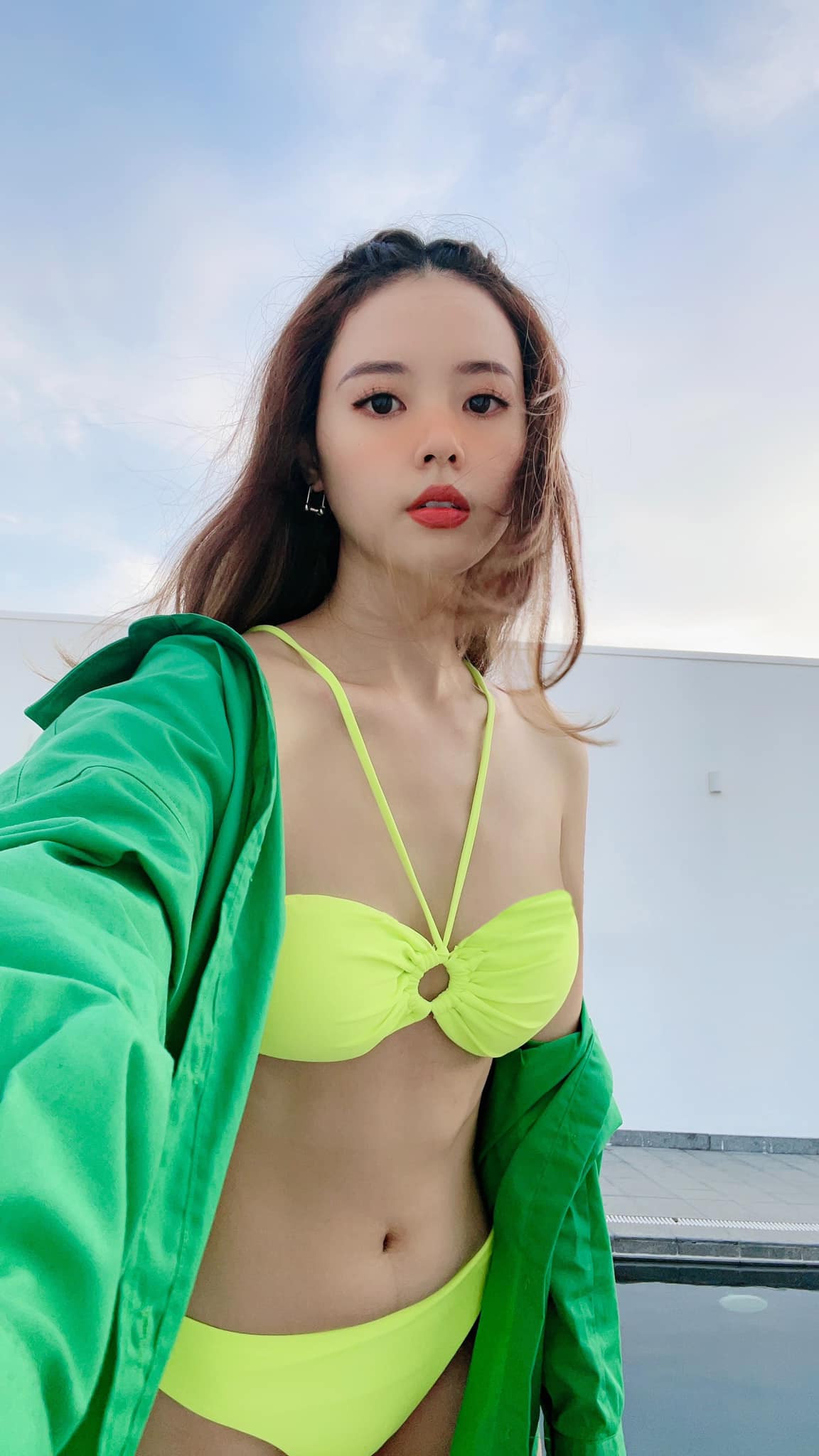 Midu tự tin khoe dáng trong bikini