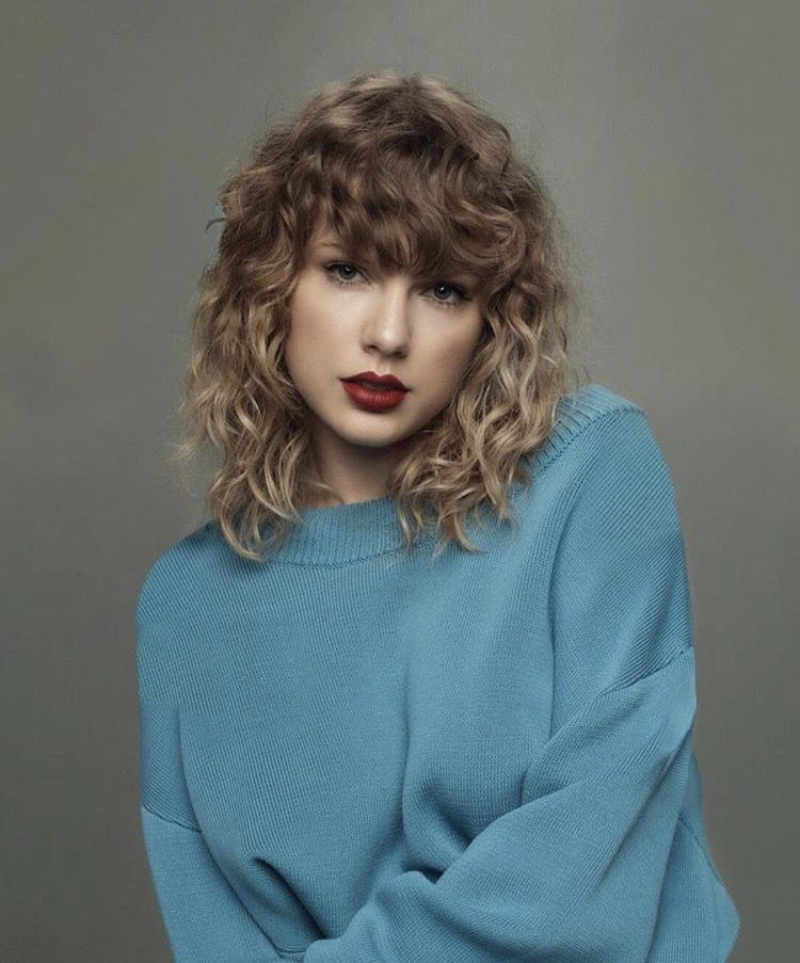 Taylor Swift với kiểu tóc xoăn đặc trưng một thời là hình ảnh khó quên