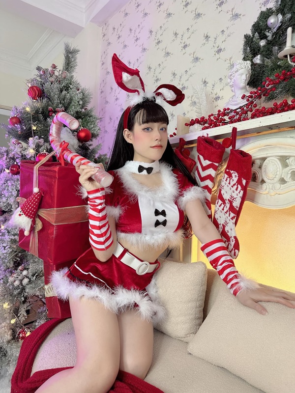 Trà Đặng thu hút ánh nhìn với bộ cosplay tai thỏ Noel quyến rũ