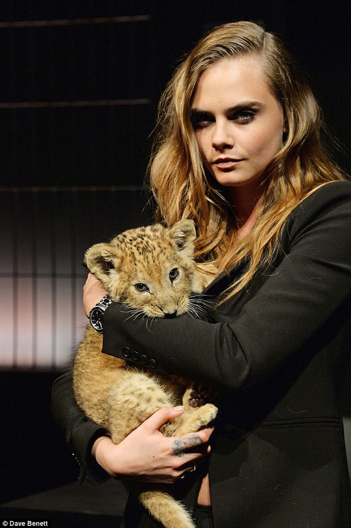 Vẻ đẹp hoang dại của Cara Delevingne luôn tạo ấn tượng mạnh